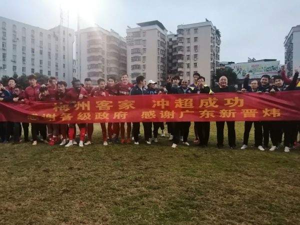 回声报：阿利森预计双红会复出，罗伯逊&蒂亚戈明年1月预计回归在英超第15轮比赛前，《利物浦回声报》更新了利物浦伤员的情况，门将阿利森预计在双红会复出。